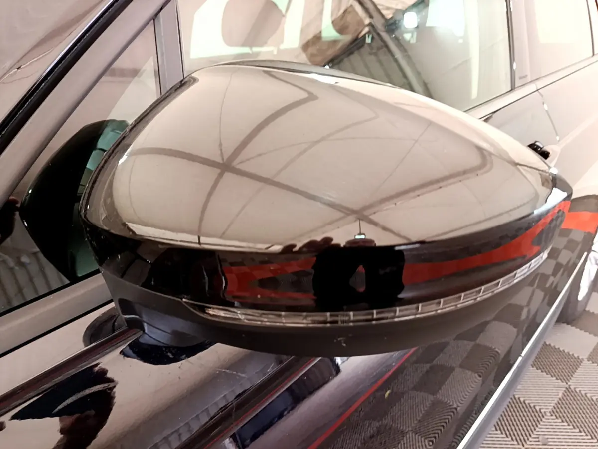 Rétroviseur noir côté gauche du Volkswagen Tiguan 2.0 TDI 150 DSG7 Life Business avec clignotant intégré.