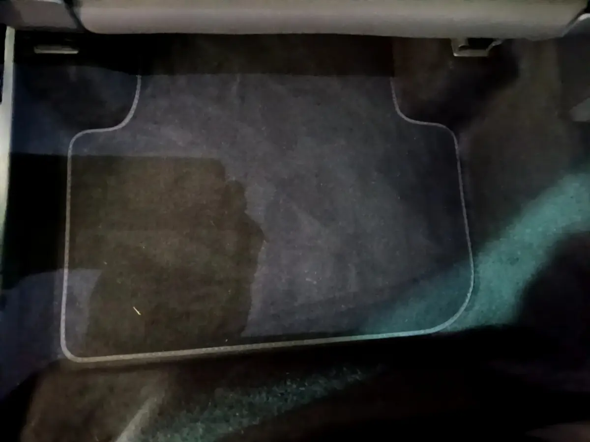 Tapis de sol noir côté passager avant du Volkswagen Tiguan 2.0 TDI 150 DSG7 Life Business 2021.