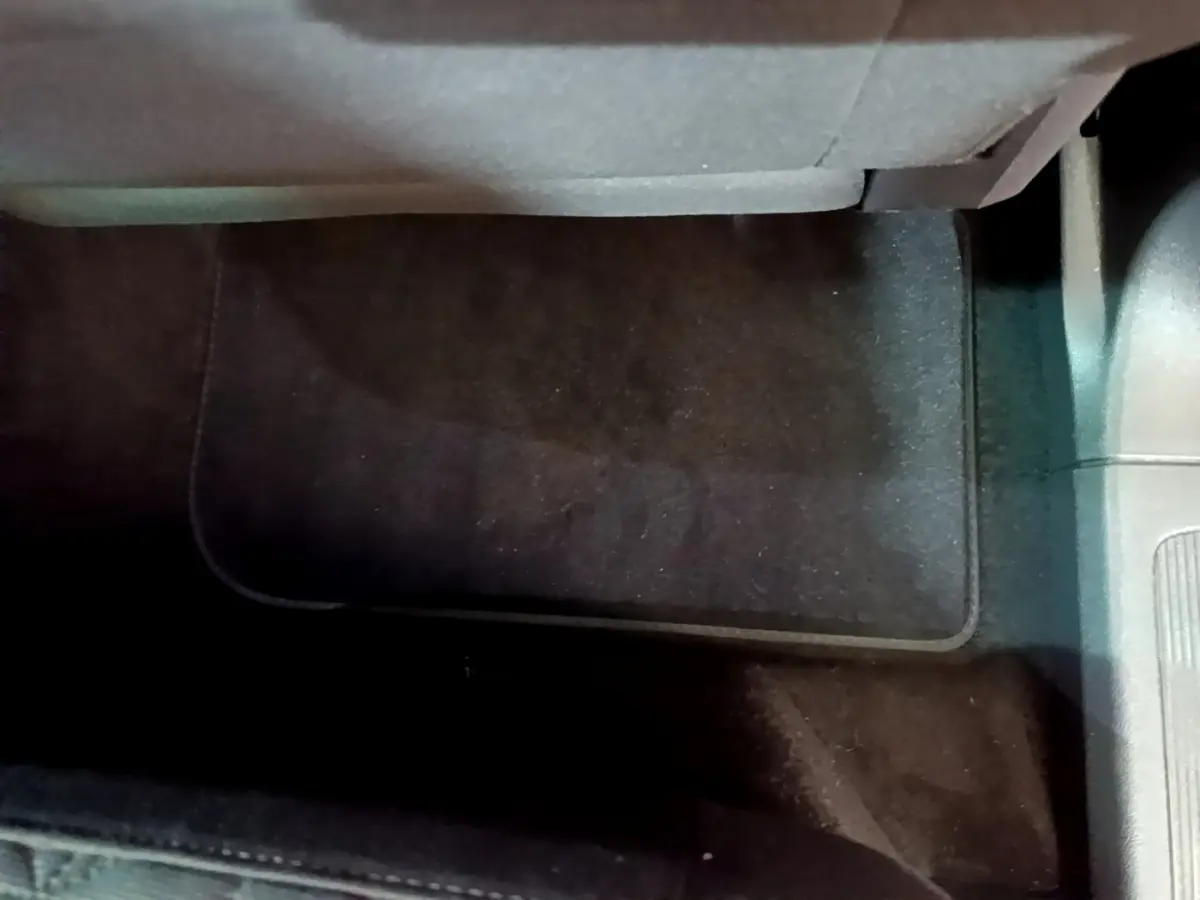 Plancher côté passager avant noir du Volkswagen Tiguan 2.0 TDI 150 DSG7 Life Business 2021