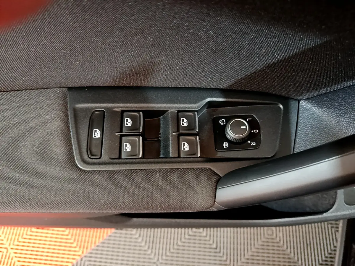 Panneau de commandes des vitres et rétroviseurs côté conducteur du Volkswagen Tiguan noir 2021, intérieur tissu noir.