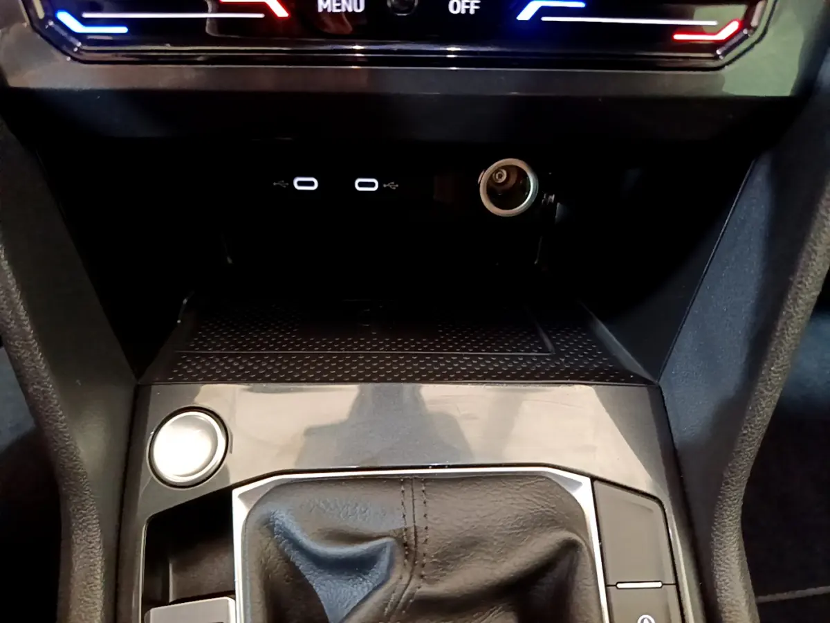 Gros plan sur la console centrale du Volkswagen Tiguan noir 2021, montrant la commande de boîte auto et ports USB.