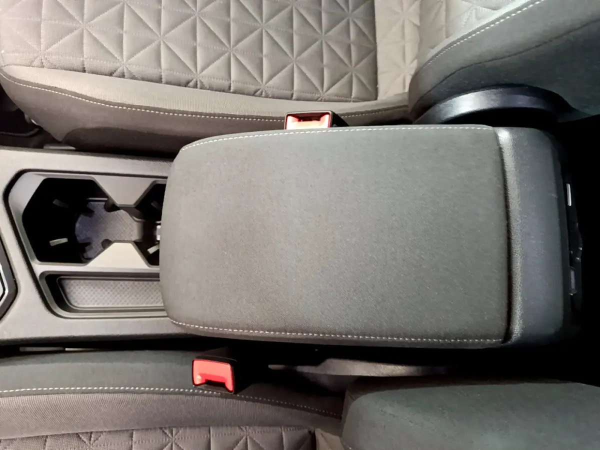 Accoudoir central noir et porte-gobelets entre les sièges avant du Volkswagen Tiguan 2.0 TDI 150 DSG7 Life Business 2021