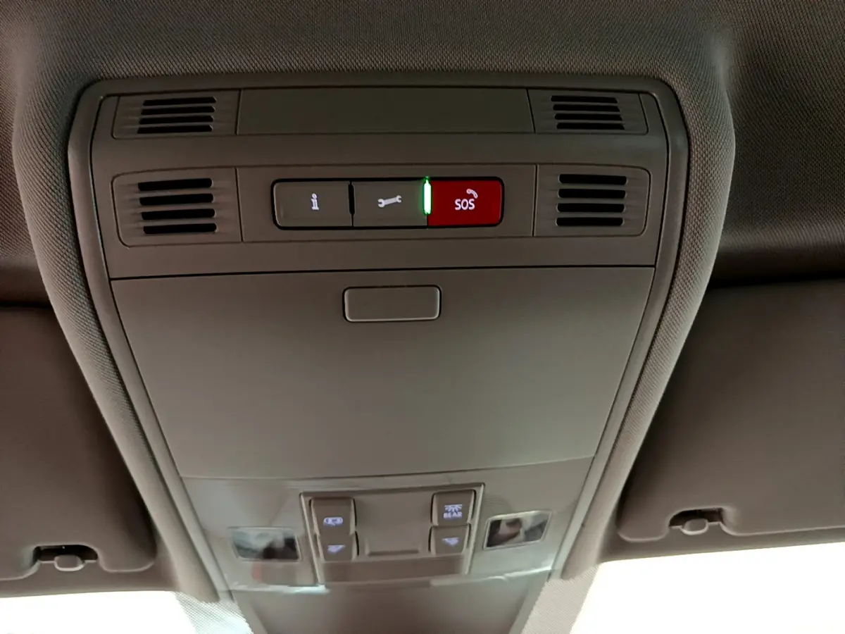 Panneau de commandes au plafond intérieur du Volkswagen Tiguan 2.0 TDI 150 DSG7 Life Business, avec bouton SOS rouge allumé.