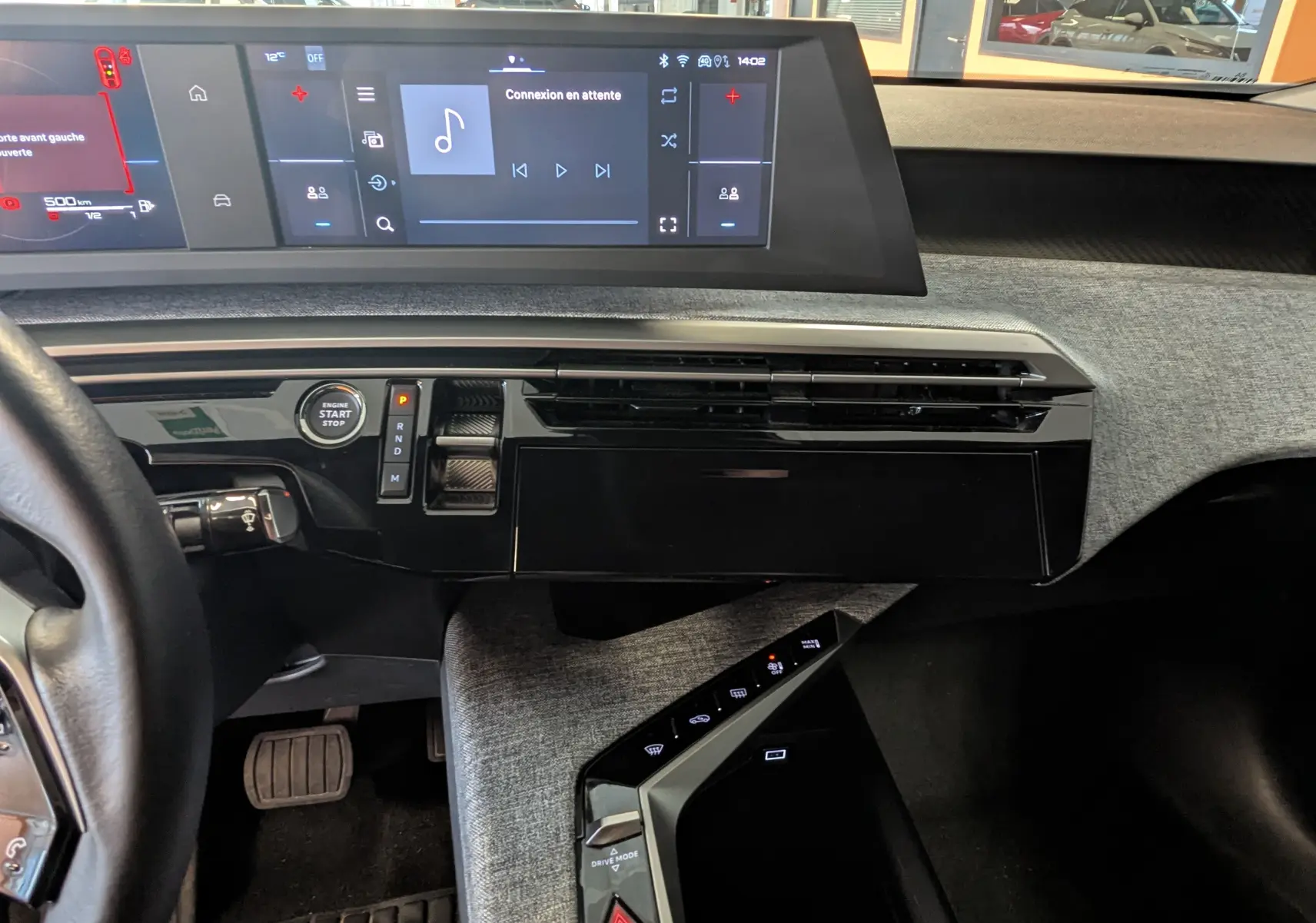 Vue intérieure du tableau de bord du Peugeot 3008 Hybrid blanc, avec écran tactile large et commandes modernes sur console centrale.