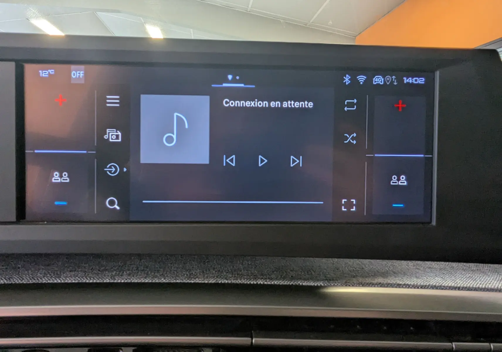 Écran tactile central du tableau de bord du Peugeot 3008 Hybrid blanc, affichant la musique en attente de connexion.