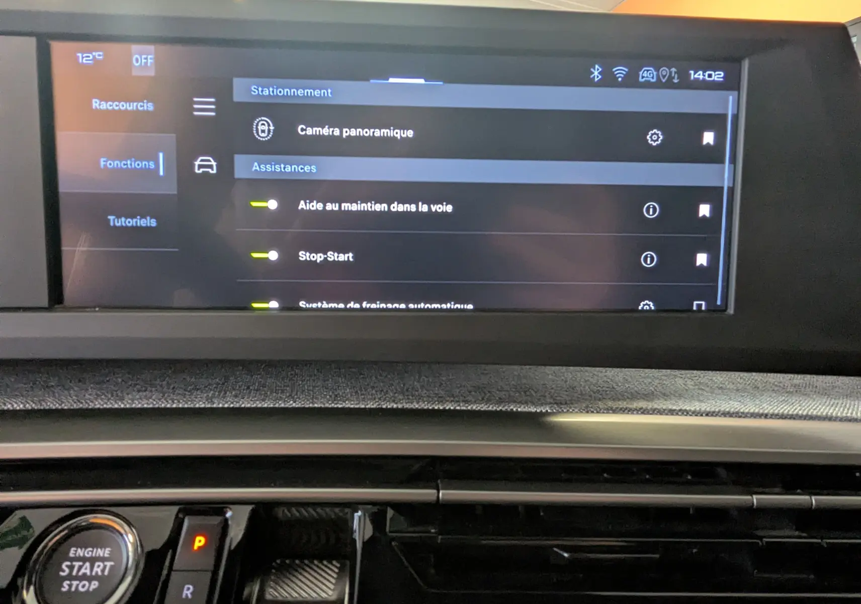 Écran tactile central du Peugeot 3008 Hybrid 145 Allure 2025 affichant les options d’assistance à la conduite.