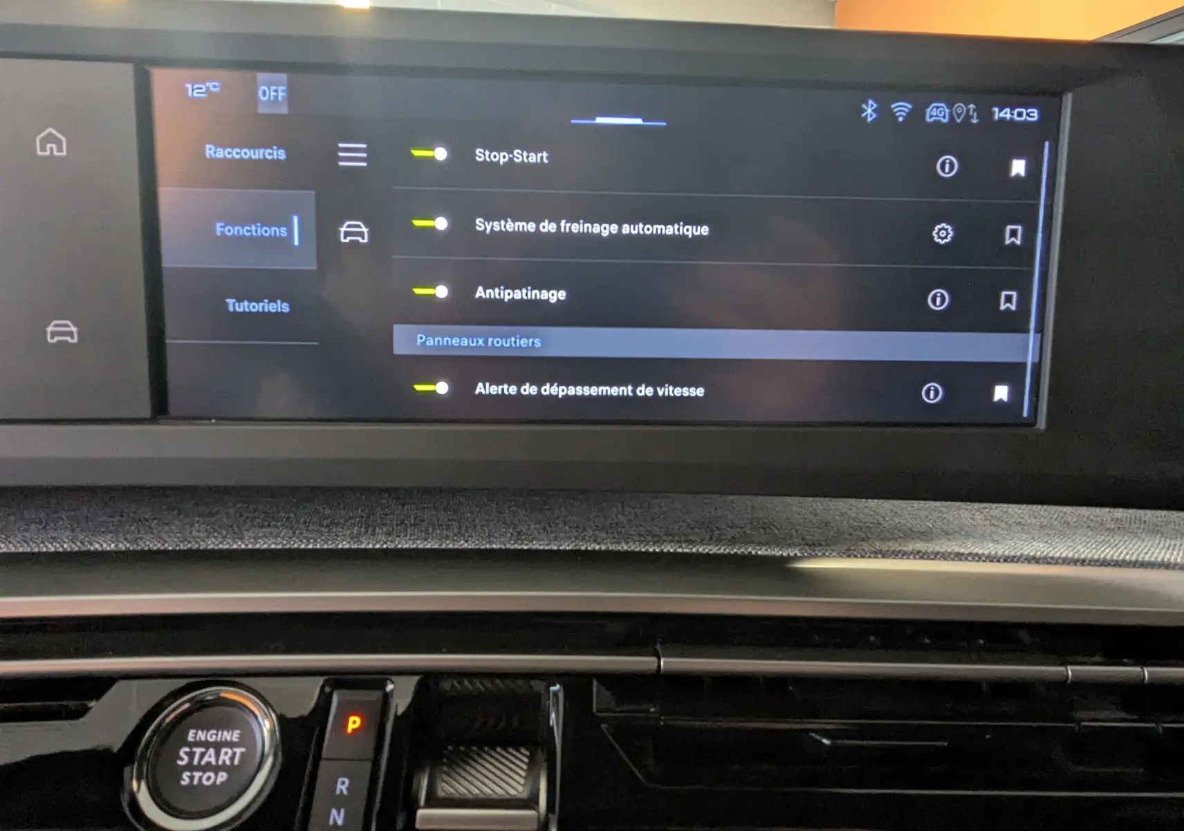 Écran tactile central du Peugeot 3008 Hybrid blanc, affichant les options d’aide à la conduite en intérieur.