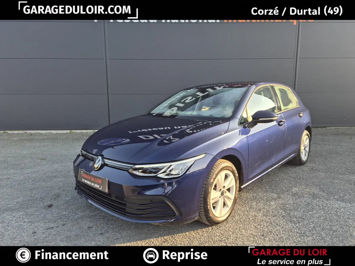 Volkswagen Golf bleu 2023 vue 3/4 avant droit, avec phares LED et jantes alliage argentées.