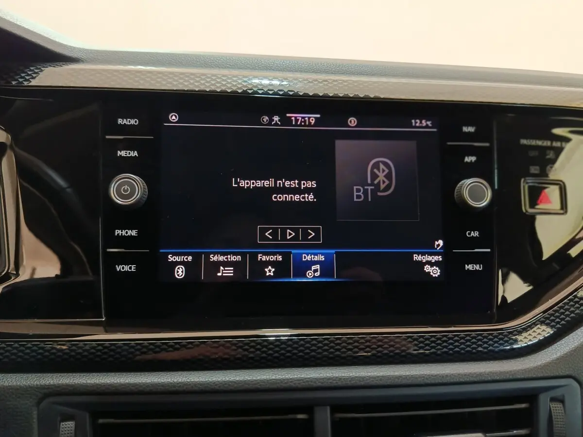 Écran tactile central du tableau de bord du Volkswagen Taigo gris foncé, affichant un message Bluetooth non connecté.