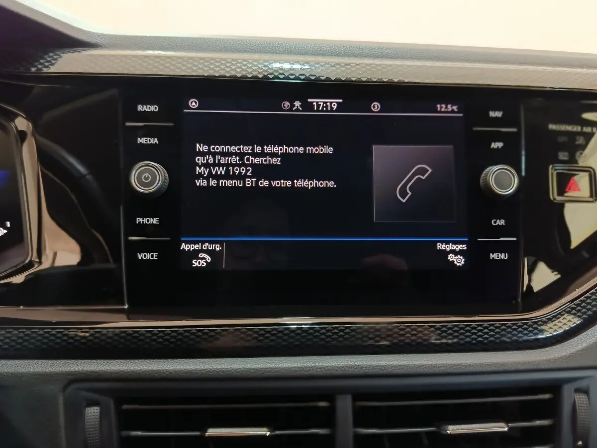 Écran tactile central du tableau de bord du Volkswagen Taigo gris foncé, affichant un message Bluetooth.