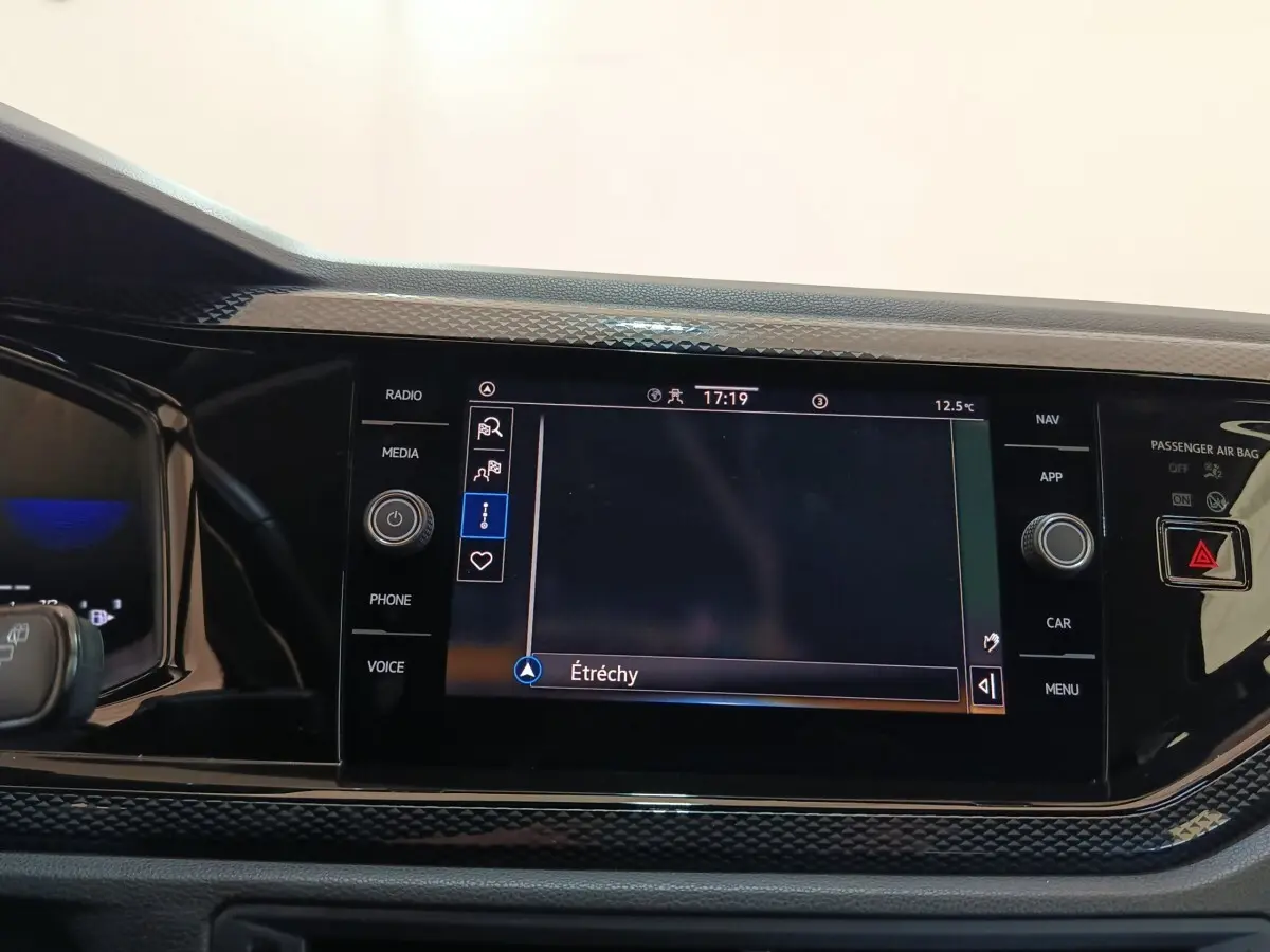 Vue rapprochée de l’écran tactile central du Volkswagen Taigo gris foncé, affichant le système de navigation.