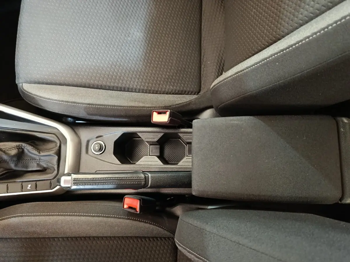 Vue plongeante sur la console centrale et les sièges noirs du Volkswagen Taigo 1.0 TSI 110 DSG Life Plus 2023.