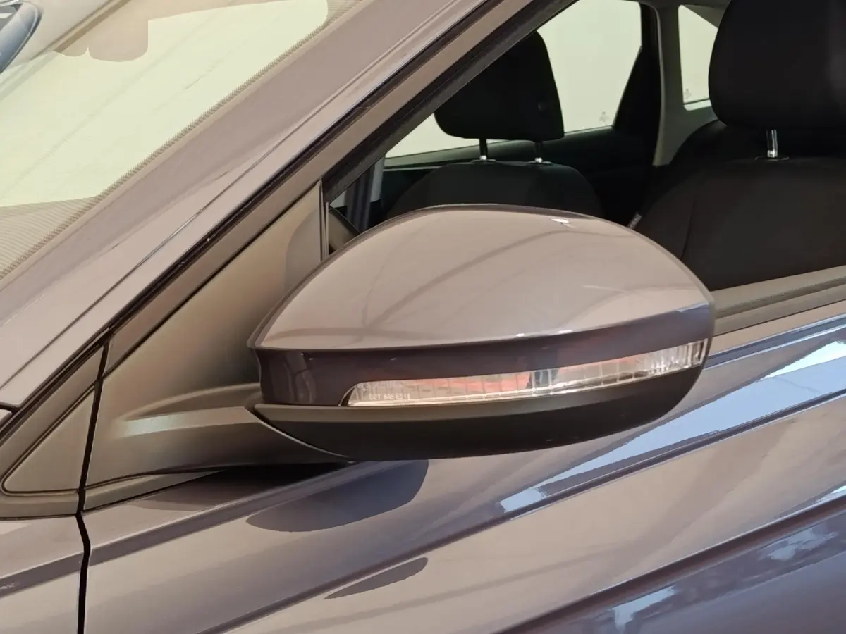 Rétroviseur côté gauche gris foncé du Volkswagen Taigo 1.0 TSI 110 DSG Life Plus 2023 avec clignotant intégré.