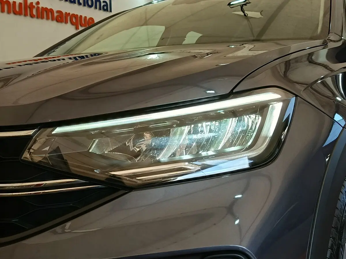 Gros plan sur le phare avant droit du Volkswagen Taigo gris foncé 2023, mettant en valeur son design LED moderne.