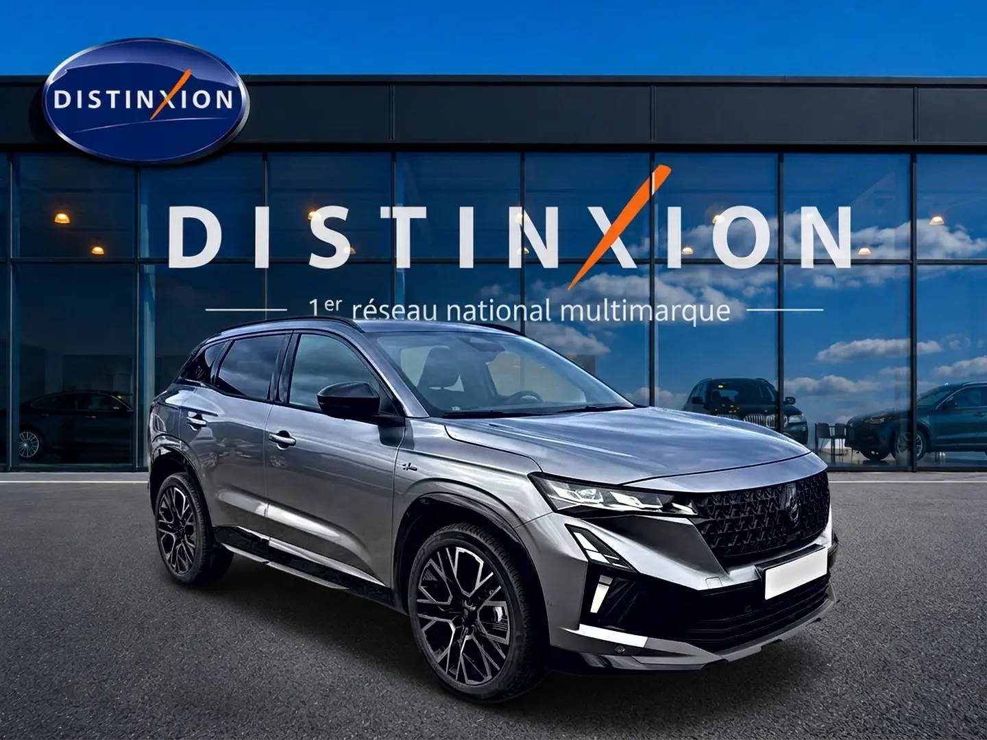 Renault Austral gris schiste en 3/4 avant droit, avec jantes noires et calandre noire distinctive esprit Alpine.