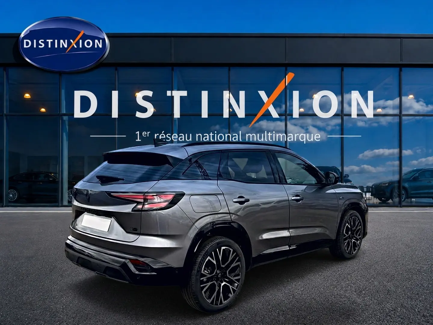Renault Austral gris schiste en 3/4 arrière droit, avec jantes alu noires et vitres arrière surteintées.