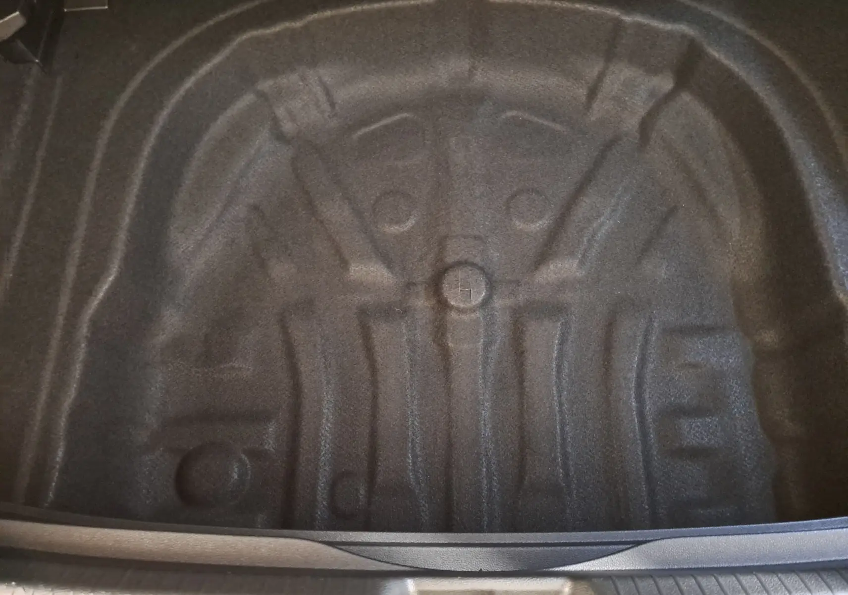 Coffre vide en vue plongeante d'une Volkswagen Golf 1.5 eTSI 150 DSG7 R-Line Edition, intérieur noir.