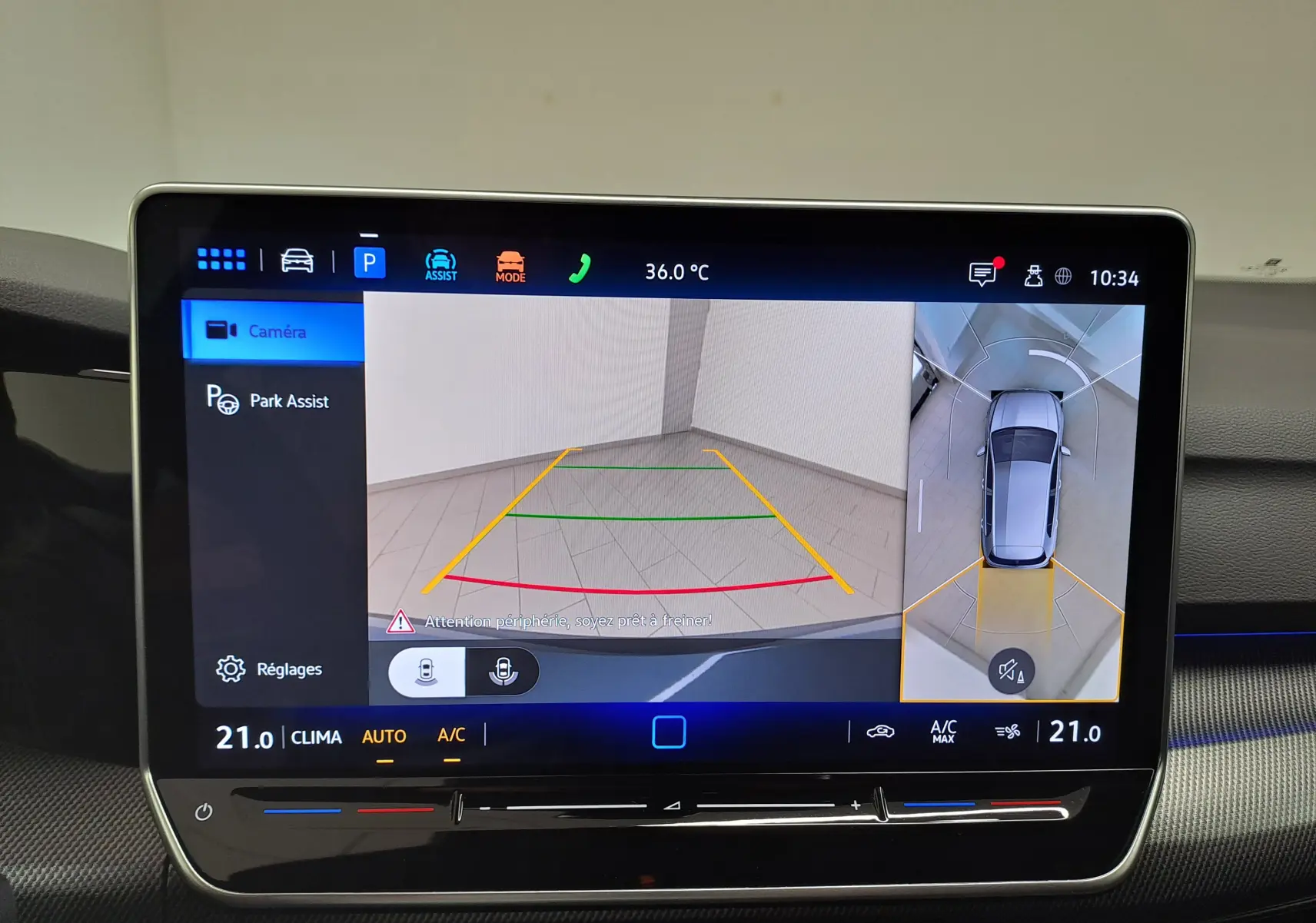 Écran du système d'infodivertissement affichant la caméra 360° d'une Volkswagen Golf Bleu Anémone en vue aérienne et arrière.
