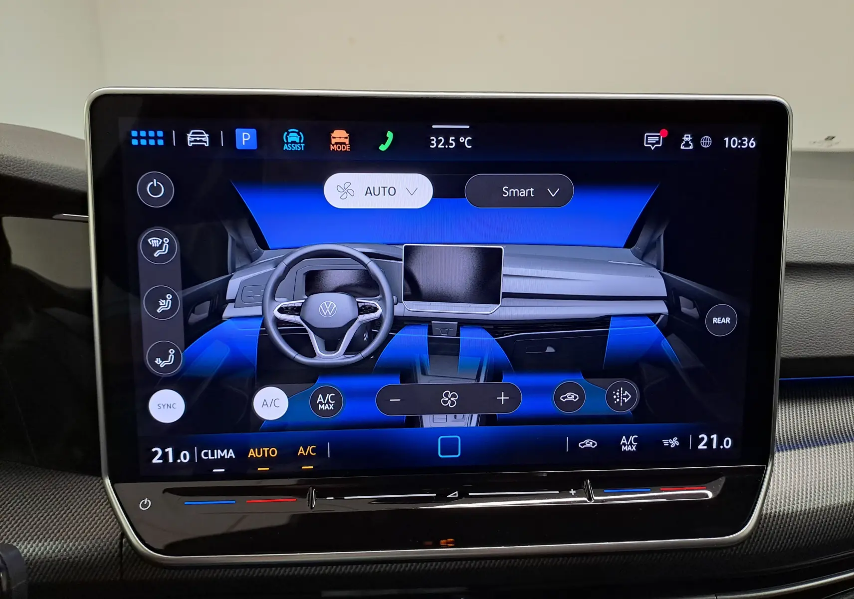 Écran tactile intérieur affichant la commande de climatisation et la vue 3D du tableau de bord de la Volkswagen Golf 2025.