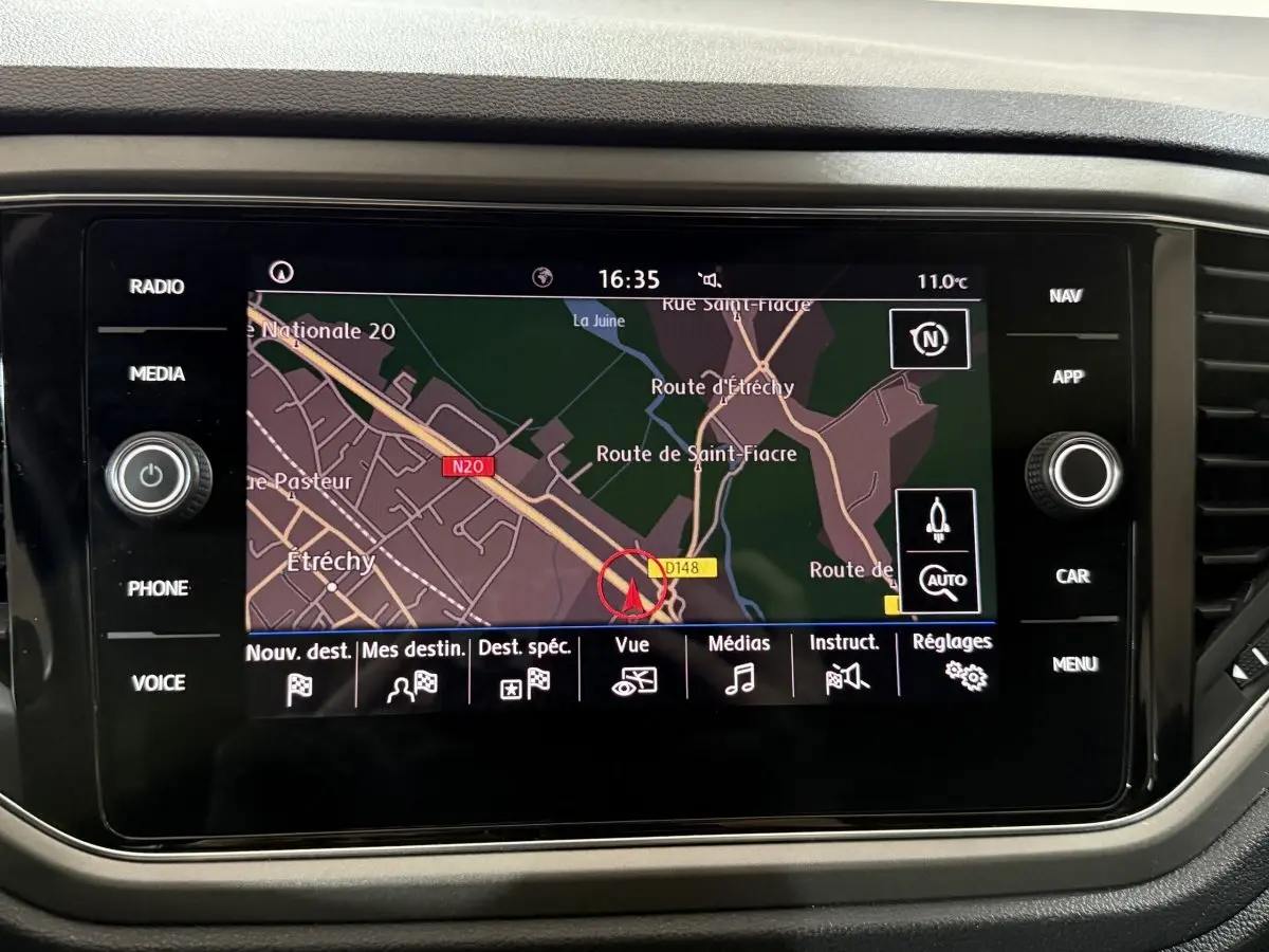 Écran tactile de navigation 8 pouces du Volkswagen T-Roc 2020 affichant une carte routière détaillée.