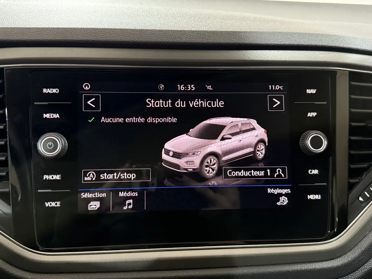 Écran tactile intérieur affichant la silhouette blanche du Volkswagen T-Roc vue de profil droit avec statut du véhicule.