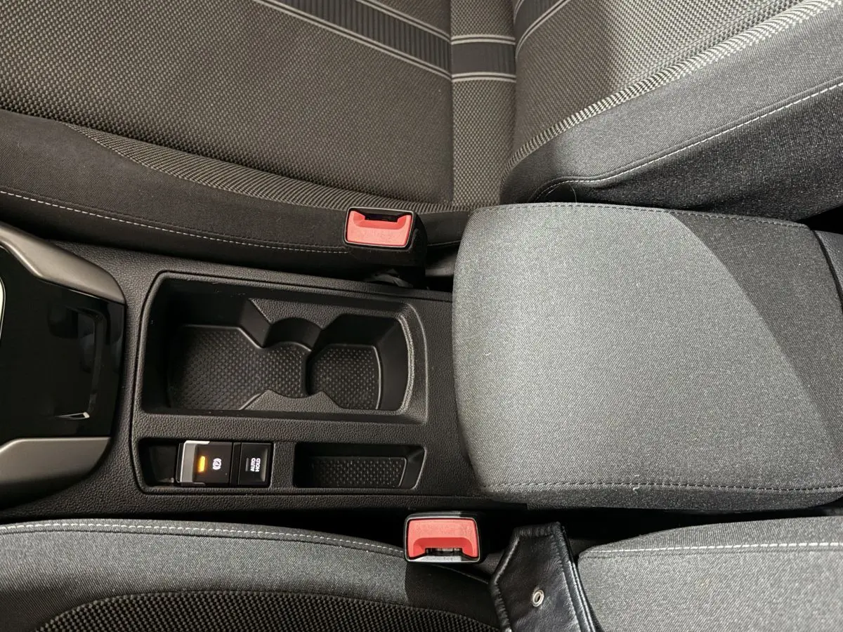 Vue rapprochée de la console centrale noire et des sièges gris foncé du Volkswagen T-Roc 1.5 TSI 2020.
