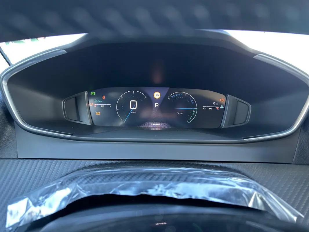 Vue rapprochée du cockpit numérique de la Peugeot 208 Hybrid 110 e-DCS6 Allure, affichage digital moderne.