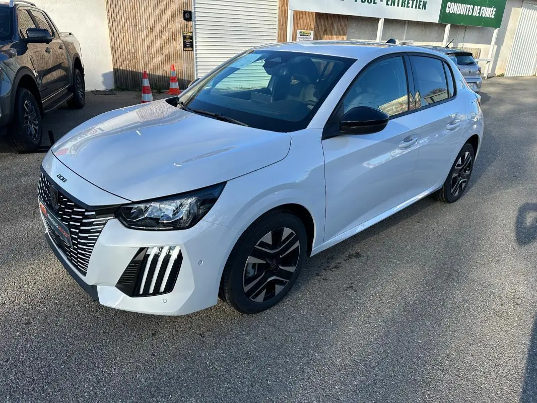 Peugeot 208 Hybrid blanc en vue 3/4 avant droit, avec jantes alliage noires et calandre distinctive.