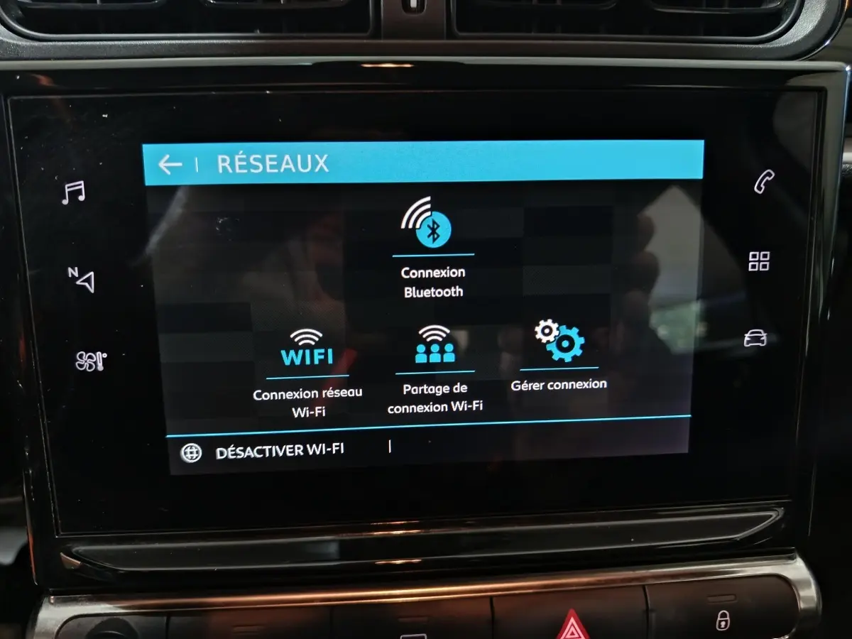 Écran tactile central de la Citroën C3 gris foncé affichant les options de connexion Wi-Fi et Bluetooth.