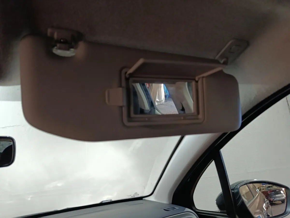 Miroir de courtoisie ouvert sur pare-soleil gris à l'intérieur d'une Citroën C3 2024, vue côté passager.