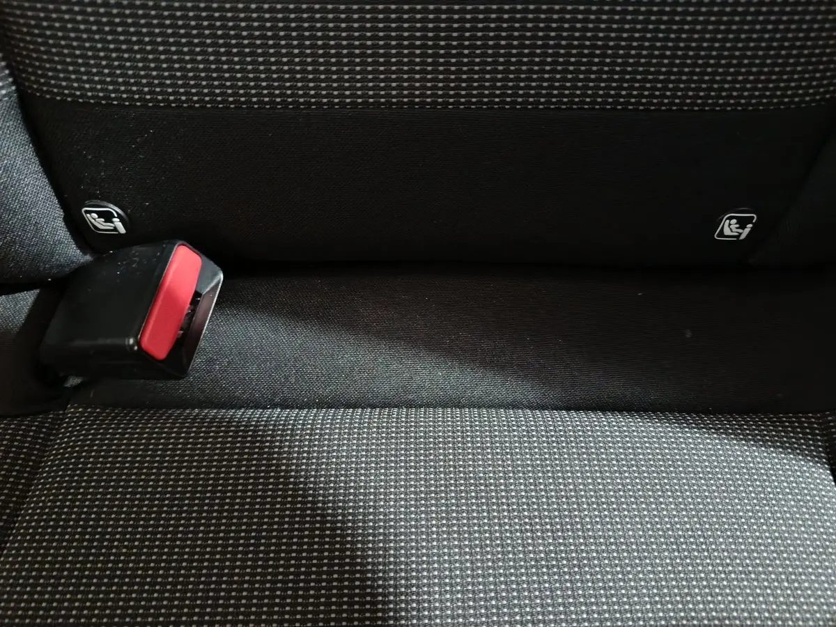 Détail de la banquette arrière grise du Citroën C3 2024 avec boucle de ceinture et fixation Isofix visibles.