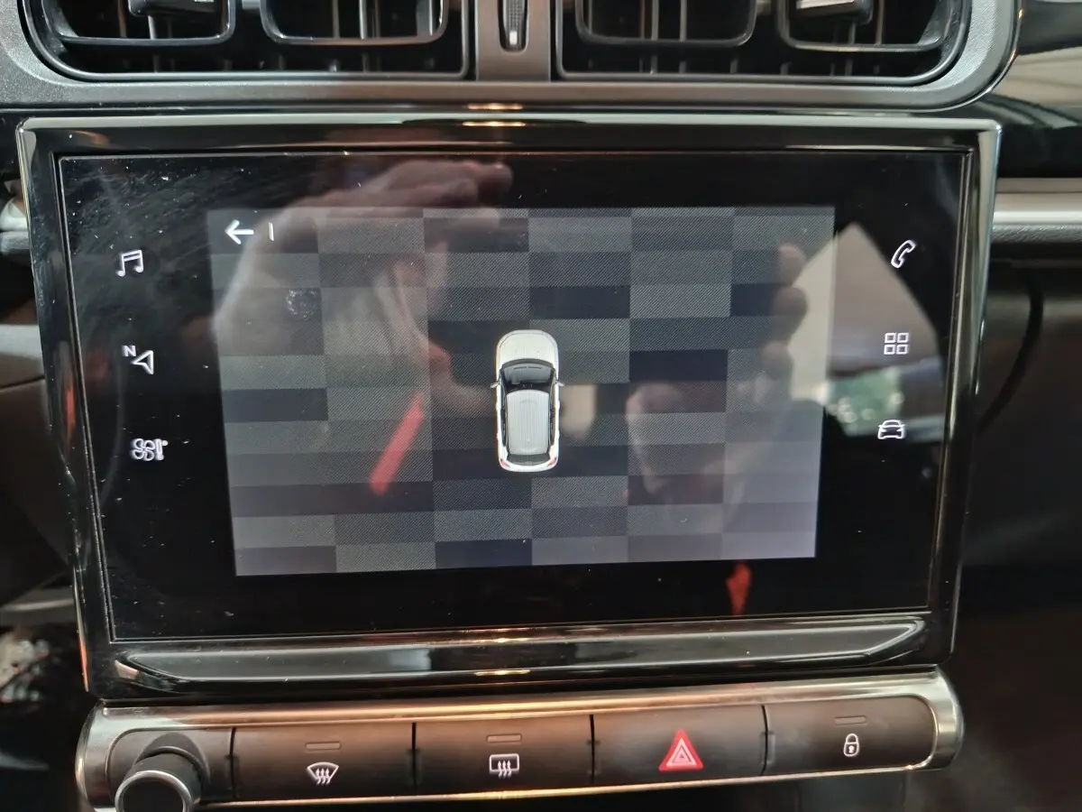 Écran tactile central affichant la vue aérienne de la Citroën C3 gris foncé, intérieur tableau de bord.