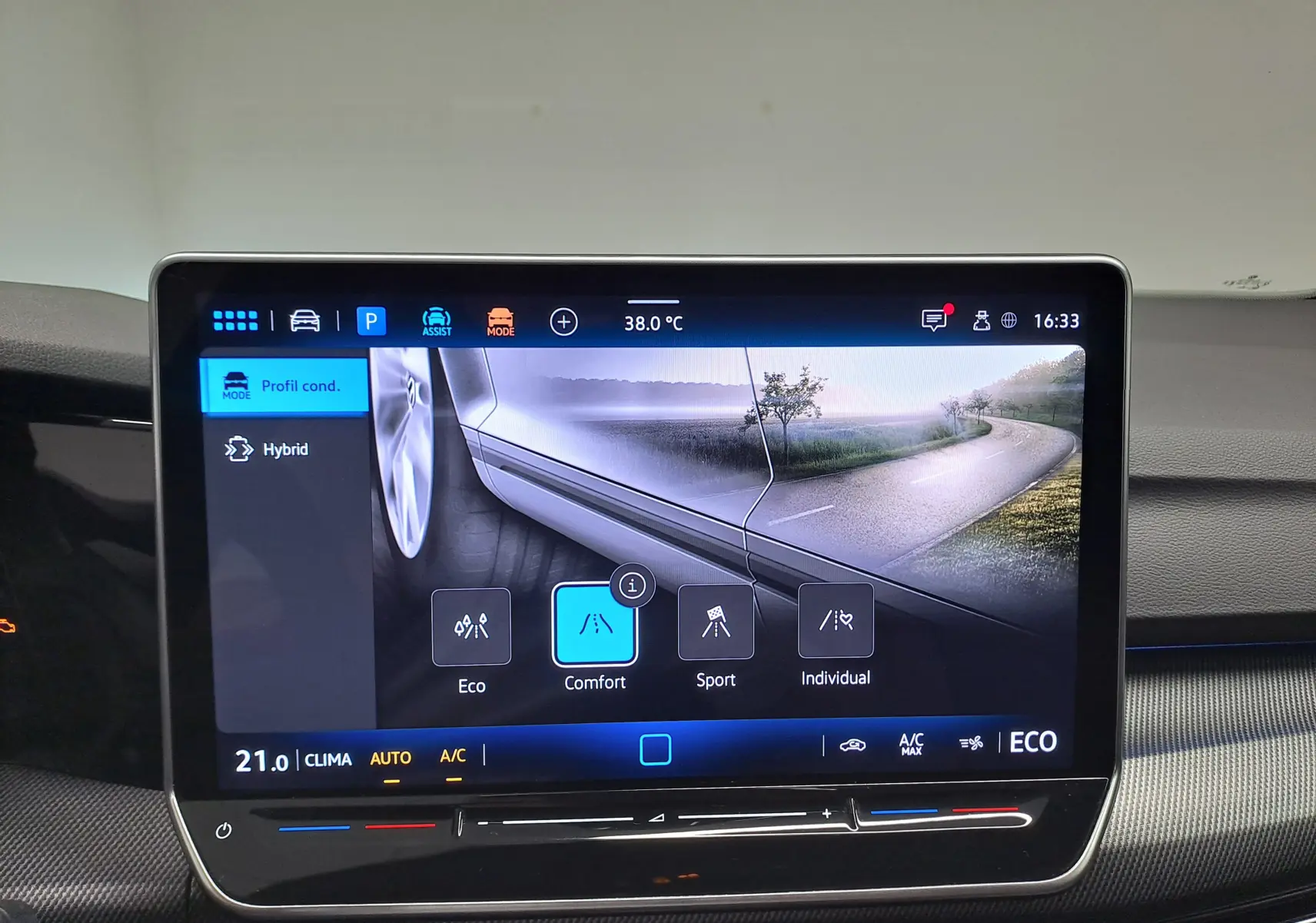 Écran tactile intérieur de la Volkswagen Golf 1.5 eHybrid 2025 affichant les modes de conduite avec interface moderne.