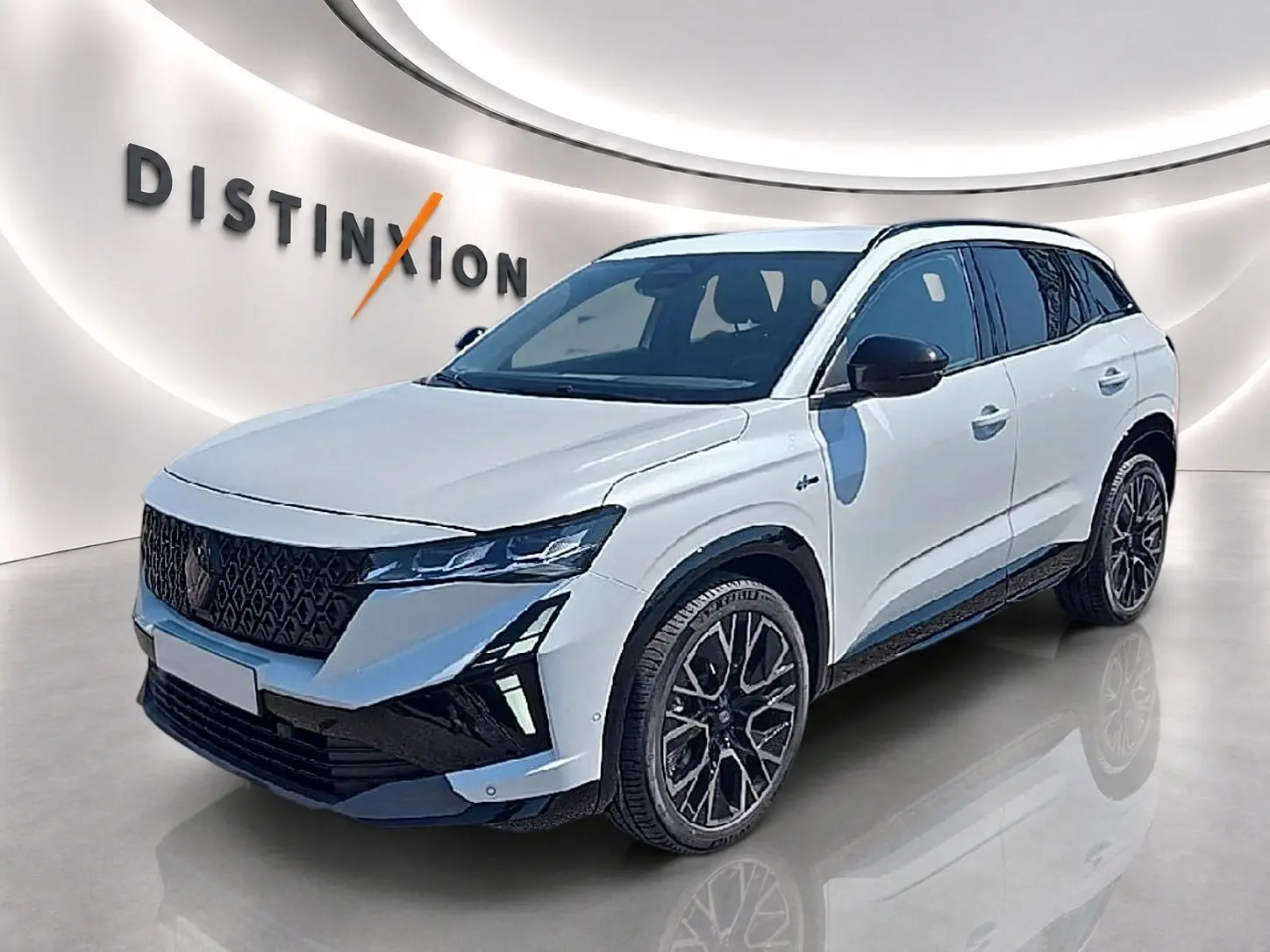 Renault Austral blanc nacré en 3/4 avant droit avec jantes noires et toit noir brillant dans un showroom lumineux.