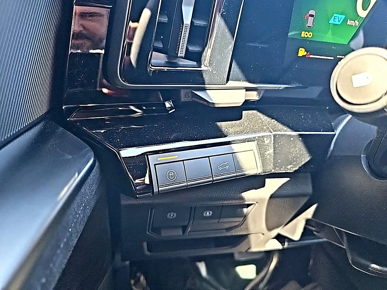 Gros plan sur la console centrale noire brillante du Renault Austral 2026 avec commandes de verrouillage et hayon.