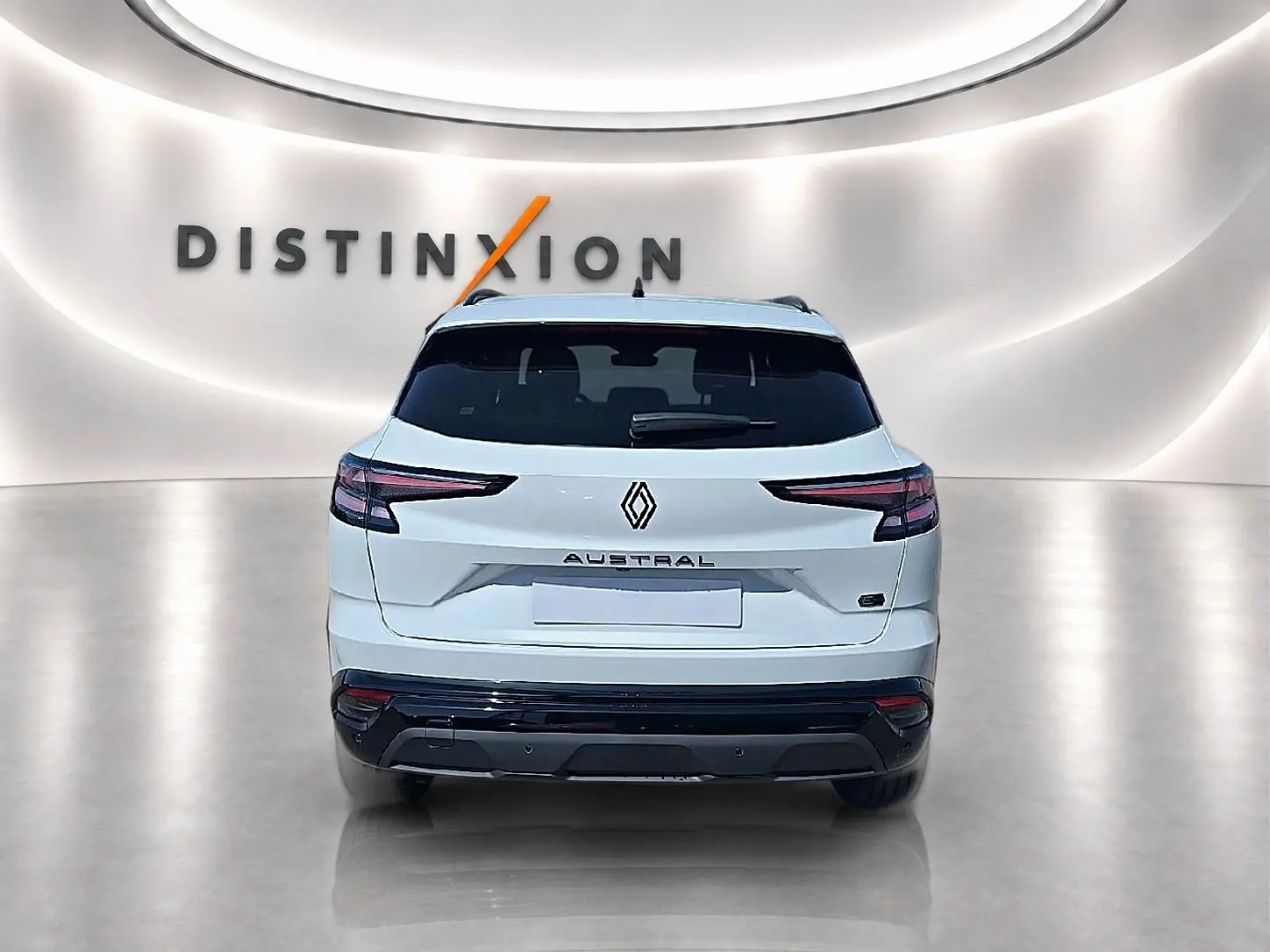 Vue arrière d’un Renault Austral blanc nacré avec feux arrière LED et logo distinctif sur fond lumineux "Distinxion".