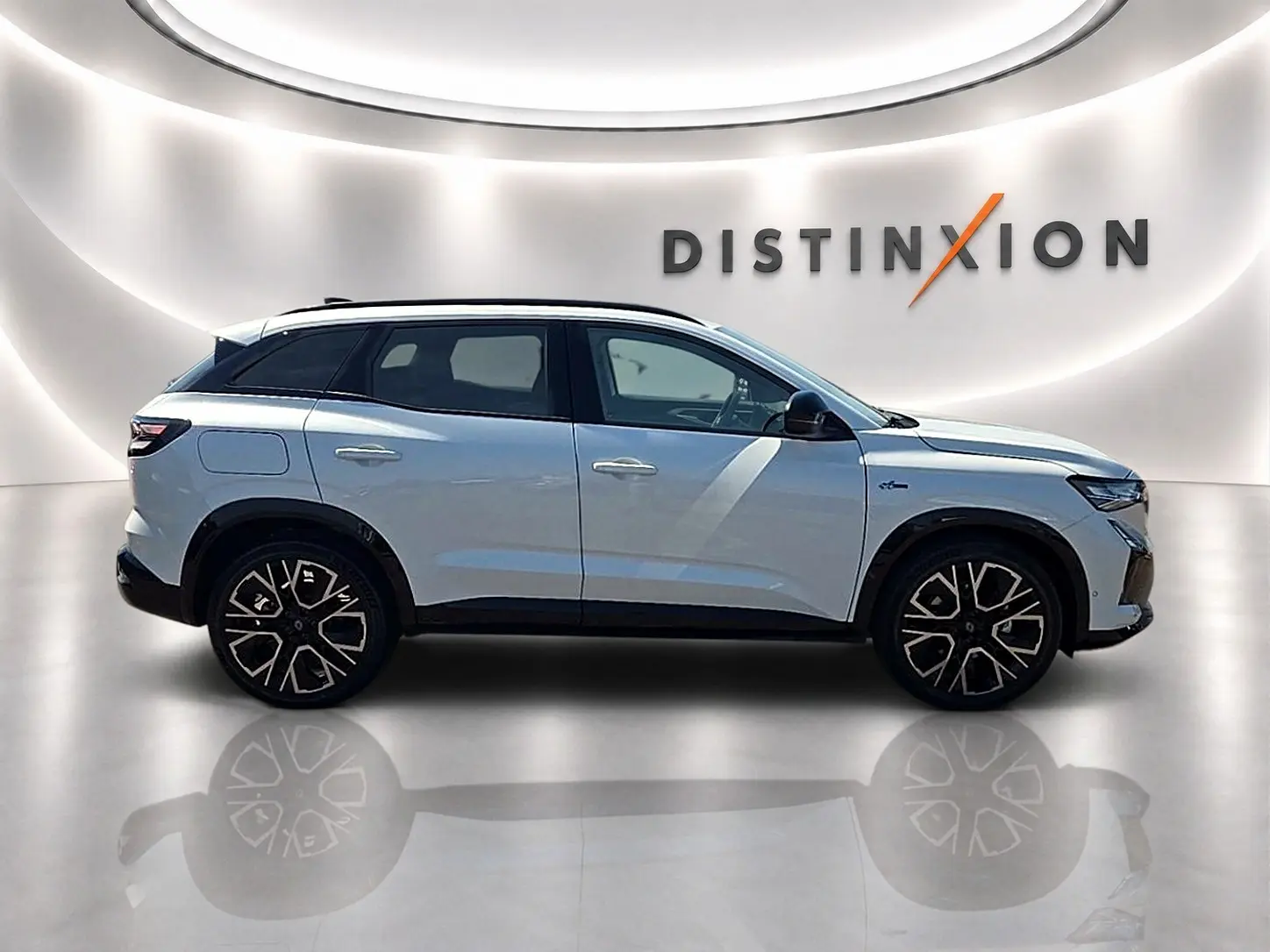 Profil droit du Renault Austral blanc nacré avec jantes alu noires et toit noir, sur fond lumineux "Distinxion".