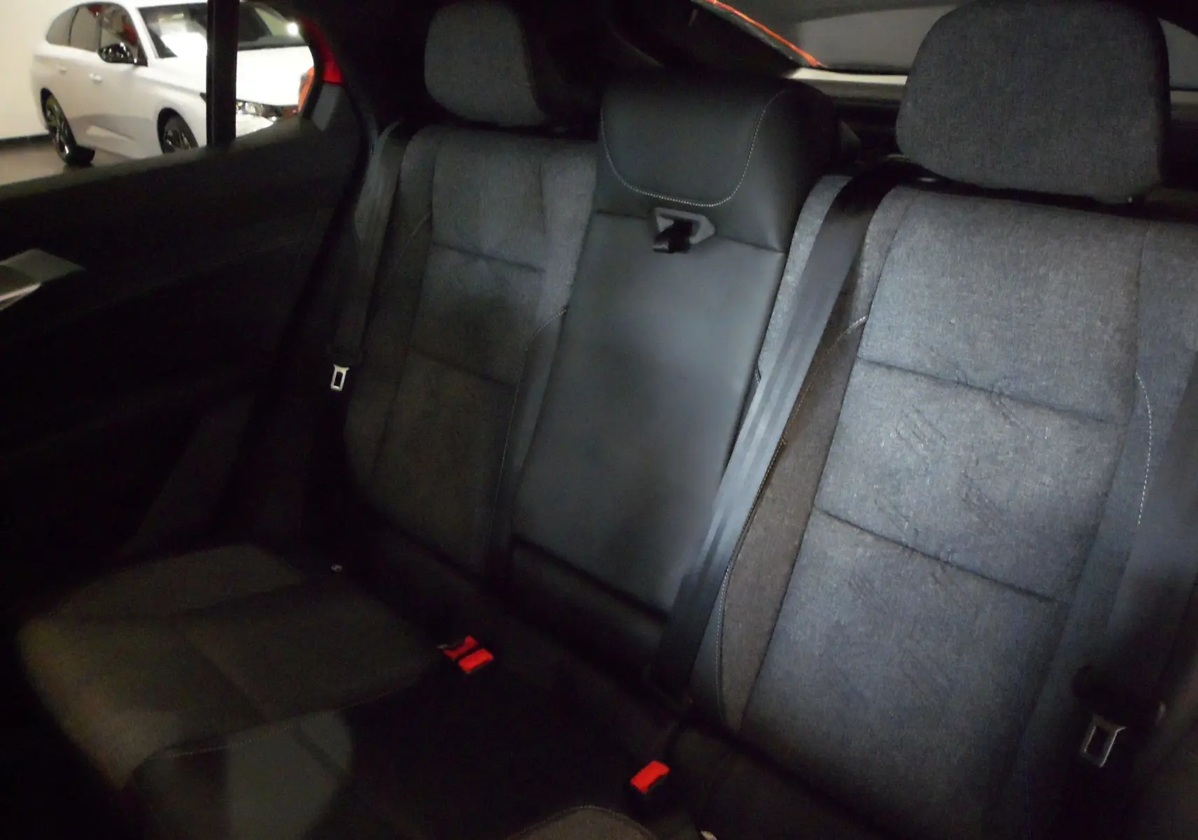 Vue intérieure des sièges arrière en tissu gris et noir du Renault Rafale E-Tech Full Hybrid 2025.