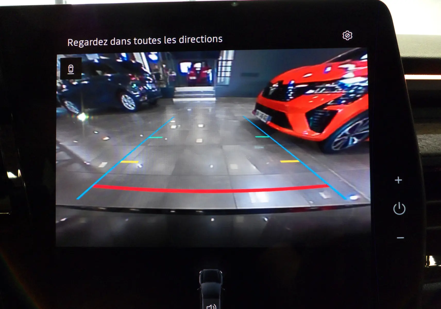 Vue partielle de l'écran tactile intérieur du Renault Rafale E-Tech Full Hybrid 200 ch, ambiance moderne et épurée.