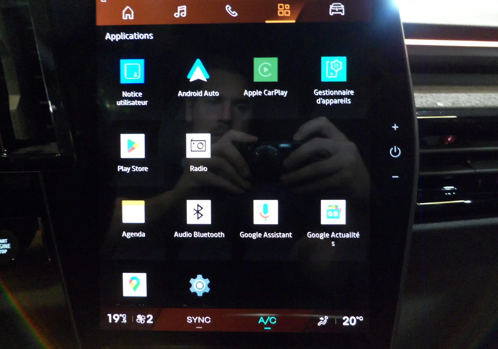 Écran tactile central du Renault Rafale E-Tech Full Hybrid 200 ch, affichant les applications connectées en intérieur.