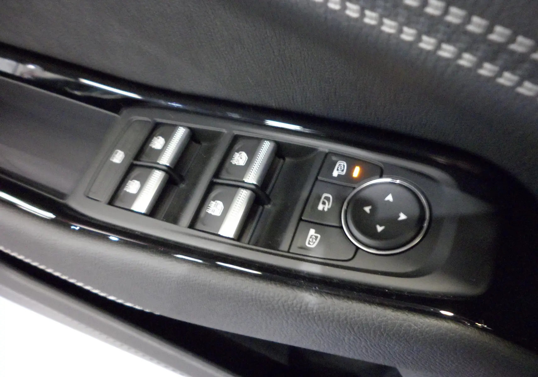 Panneau de commandes des vitres et rétroviseurs sur la portière côté conducteur d'une Renault Rafale E-Tech hybride.