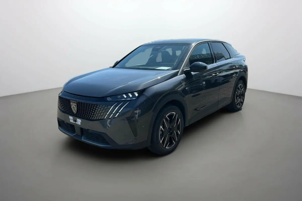 Peugeot 3008 hybride 2025 gris titane avec toit noir, vue 3/4 avant droit mettant en valeur sa calandre distinctive.