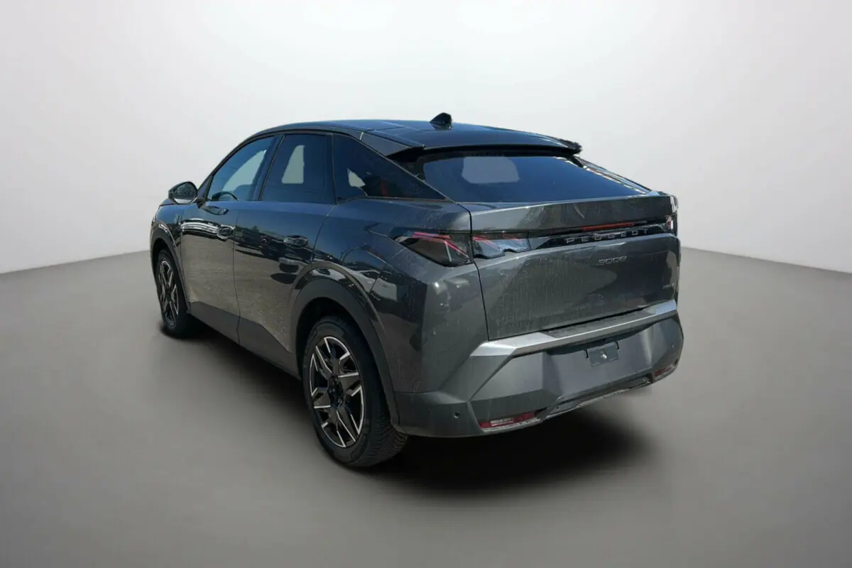 Vue 3/4 arrière gauche d'un Peugeot 3008 hybride 2025 gris titane avec toit noir et feux arrière LED distinctifs.