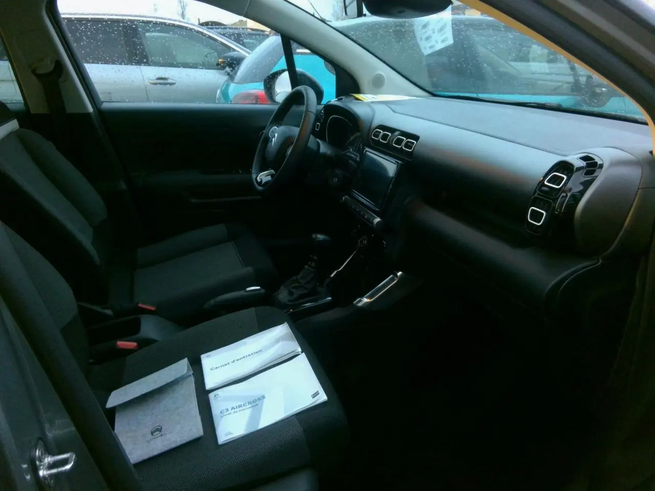 Intérieur avant du Citroën C3 Aircross gris foncé, vue côté conducteur, tableau de bord et sièges tissu Mica Grey.