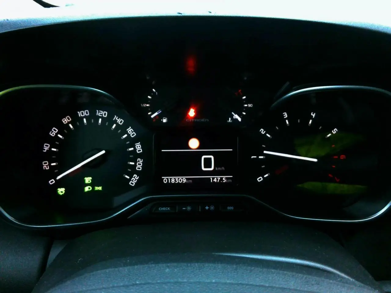 Vue rapprochée du tableau de bord numérique du Citroën C3 Aircross 2024, affichage vitesse et compte-tours éclairés.