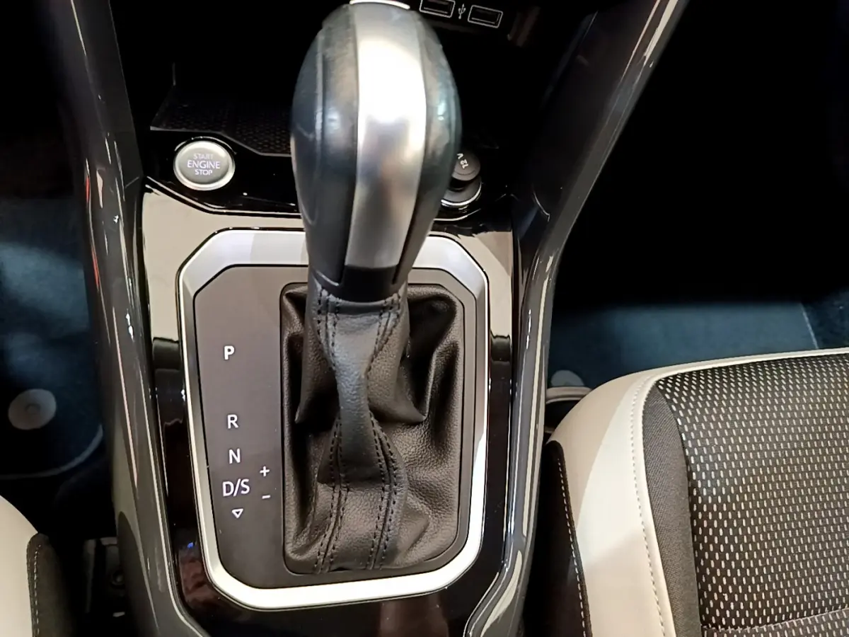 Le levier de vitesse automatique noir et argenté du Volkswagen T-Roc 1.5 TSI, vue rapprochée de la console centrale.