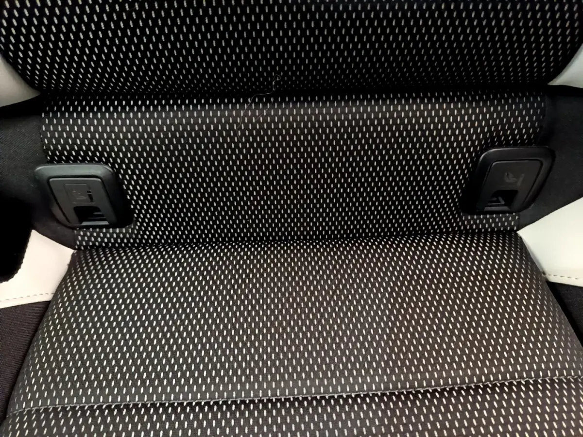 Gros plan sur la banquette arrière noire à motifs blancs du Volkswagen T-Roc 1.5 TSI 150 EVO CARAT 2020.