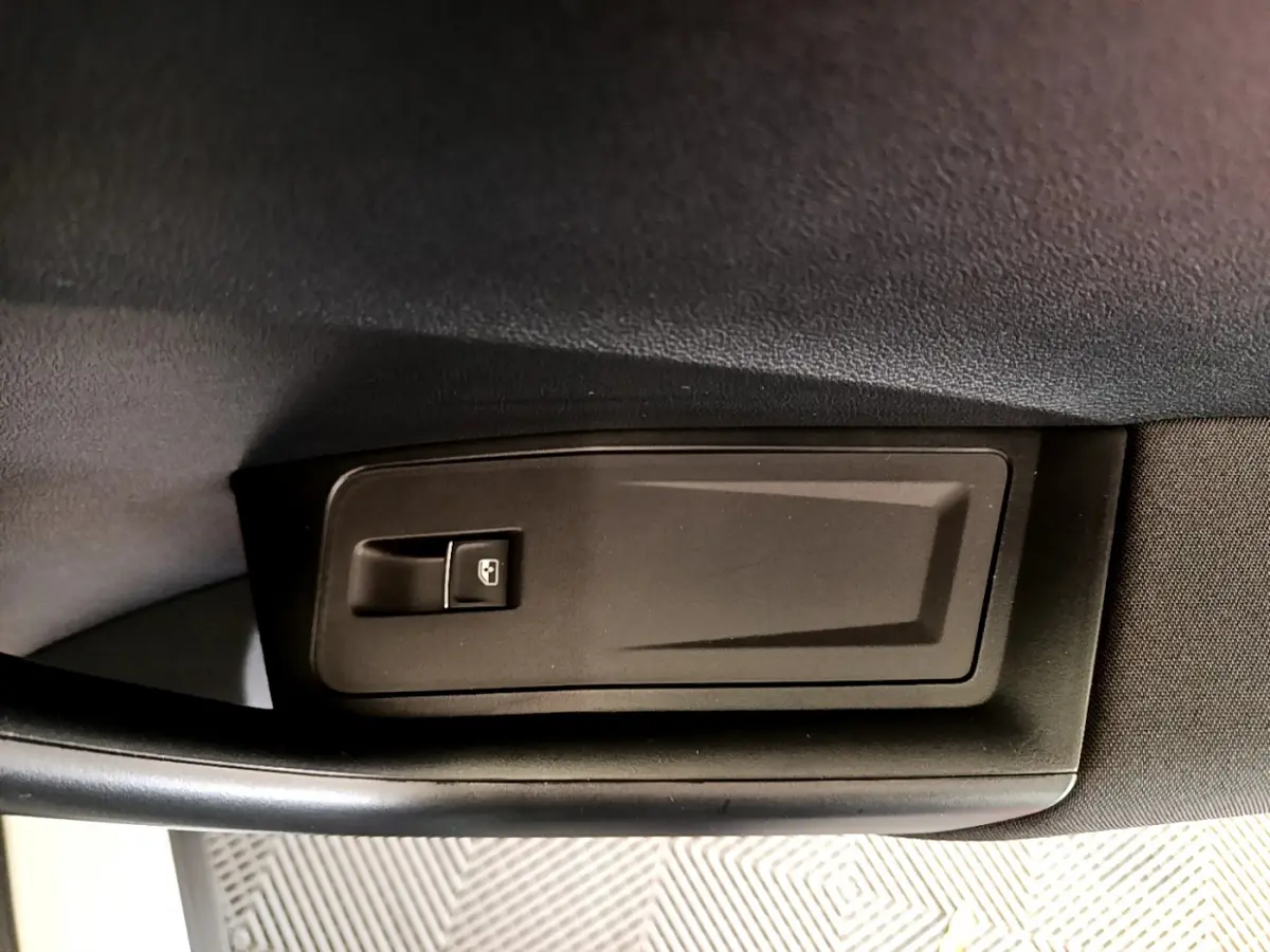 Gros plan sur le bouton de verrouillage centralisé côté intérieur d'une Volkswagen T-Roc blanc, version 2020.