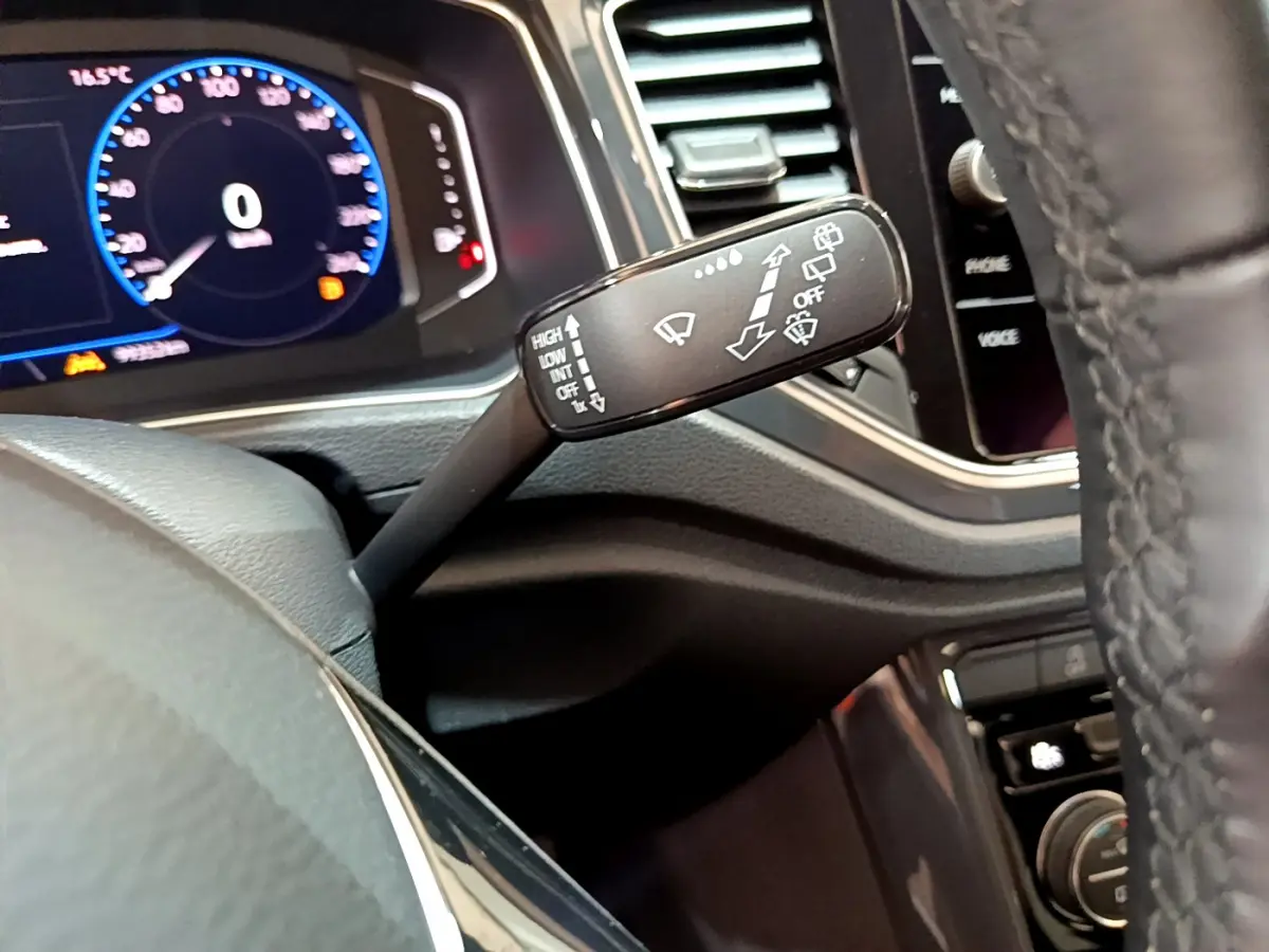 Gros plan sur la manette d’essuie-glace côté gauche du tableau de bord du Volkswagen T-Roc blanc 2020.