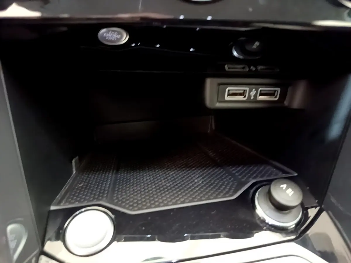 Détail de la console centrale du Volkswagen T-Roc blanc 2020 montrant prises USB et prise 12V noire.